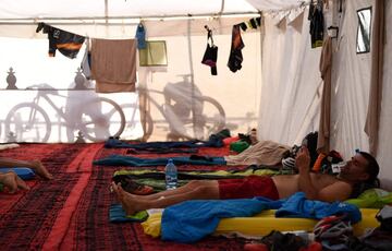 Los participantes descansan en el campamento después del final de la Etapa 3 de la 13ª edición de Titan Desert 2018 entre Alnif y Rissani, en el centro de Marruecos