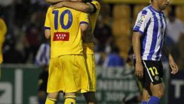 <b>ABATIDOS. </b>Rubén Sanz y Sergio Mora se abrazan, tras pasar a la final del playoff, ante la desolación de Gilvan Gomes.