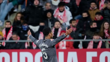 GIRONA, 07/12/2024.- El centrocampista del Real Madrid Jude Bellingham celebra su gol, primero del equipo blanco, durante el partido de la jornada 19 de LaLiga que Girona FC y Real Madrid disputan este sábado en el estadio Montilivi, en Girona. EFE/Alejandro García