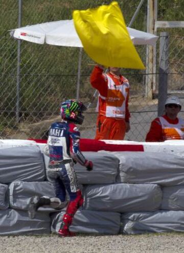 El piloto español de MotoGP Jorge Lorenzo (Yamaha) sufre una caída durante la tercera sesión de entrenamientos libres del Gran Premio de Cataluña, previos a la clasificación.
