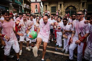 Asistentes juegan con una pelota durante el "Chupinazo".