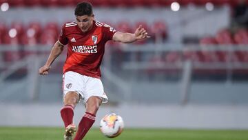 AVELLANEDA, ARGENTINA - SEPTEMBER 30: Julián Álvarez of River Plate kicks the ball to score the second goal of his team during a Copa CONMEBOL Libertadores 2020 group D match between River Plate and Sao Paulo at Estadio Libertadores de América on September 30, 2020 in Avellaneda, Argentina. (Photo by Marcelo Endelli/Getty Images)