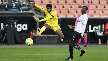 El 'Choco' Lozano chuta el balón ante Mouctar Diakhaby en el partido de la Liga Santander entre el Valencia y el Cádiz.