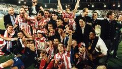 Los jugadores del Atlético celebran el título ganado ante el Barcelona el 10 de abril de 1996.