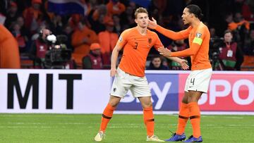 De Ligt, izquierda, con Van Dijk en el partido que enfrentó a Holanda con Alemania.