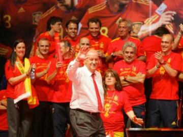 Como Seleccionador Nacional cuenta en su haber con la única Copa del Mundo (2010) conseguida, y una Eurocopa (2012). 
Celebración en la plaza de Colón por el título Mundial conseguido en Johannesburgo, Sudáfrica en 2012. En un partido inolvidable ante Holanda con el gol de Iniesta.