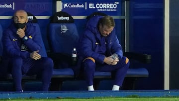 Ronald Koeman (R) looks downwards during the Spanish League football match between Deportivo Alaves and Barcelona at the Mendizorroza stadium in Vitoria on October 31, 2020.