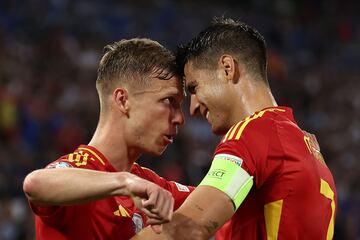 Morata y Dani Olmo celebran el gol en propia puerta de la selección francesa.