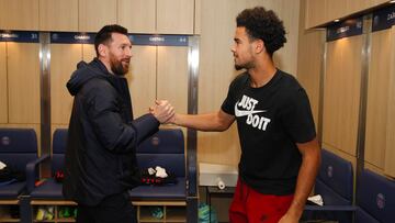 Saludo entre Lionel Messi y el joven jugador francés Warren Zaïre-Emery.