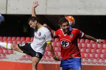 El jugador de Colo Colo, Martin Tonso, izquierda, disputa el balón con Jonathan Suazo de Unión La Calera.