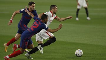 Jordán, con Lodi y Saúl durante el Sevilla-Atlético.