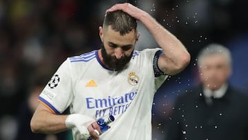 MADRID, SPAIN - MARCH 09: Karim Benzema of Real Madrid CF refreshes himself during the UEFA Champions League Round Of Sixteen Leg Two match between Real Madrid and Paris Saint-Germain at Estadio Santiago Bernabeu on March 09, 2022 in Madrid, Spain. (Photo