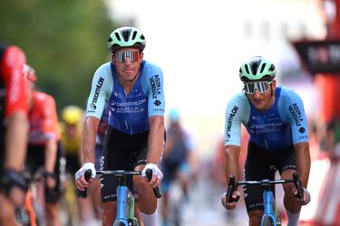 Bruno Armirail y Nans Peters cruzan la meta durante la 8.ª etapa de La Vuelta a España 2025.