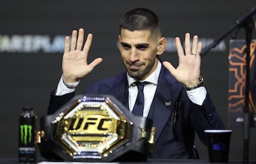 Abu Dhabi (United Arab Emirates), 24/10/2024.- Ilia Topuria attends a press conference ahead of his featherweight championship bout at UFC 308 in Abu Dhabi, United Arab Emirates, 24 October 2024. The UFC 308 fight Topuria vs Holloway takes place on 26 October in Abu Dhabi. (Emiratos Árabes Unidos) EFE/EPA/ALI HAIDER
