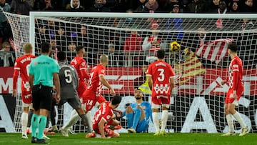 GIRONA, 07/12/2024.- El centrocampista del Real Madrid Jude Bellingham (3i) consigue el primer gol del equipo blanco, durante el partido de la jornada 19 de LaLiga que Girona FC y Real Madrid disputan este sábado en el estadio Montilivi, en Girona. EFE/Siu Wu