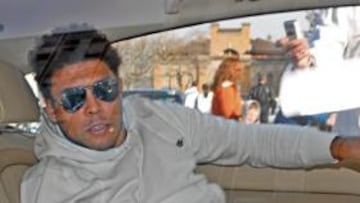 <b>COMPUNGIDO. </b>Con el rostro así de serio llegó Ronaldo al hospital de París en el que fue intervenido.