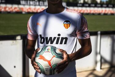 El Valencia ya viste de Puma la fachada del estadio de Mestalla