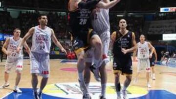 <b>INTIMIDADO. </b>Moran intenta anotar a aro pasado ante Barac.