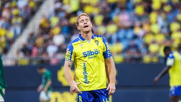 Álex Fernández lamentándose tras errar una ocasión.