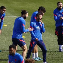 Simeone se refuerza con Javi Serrano en una lista de solo 17