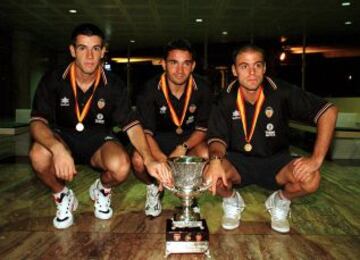 Con el Valencia ganó una Copa del Rey, una Supercopa de España (en la foto) y una Intertoto.