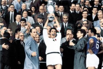 Final de la Copa de Europa del 22 de mayo de 1963 que midió al AC Milan y al Benfica. El Milan levantó la Copa de manos de Maldini (primer jugador italiano en hacerlo como capitán) tras ganar 2-1.

