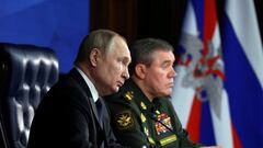 FILE PHOTO: Russian President Vladimir Putin and Chief of the General Staff of Russian Armed Forces Valery Gerasimov attend an annual meeting of the Defence Ministry Board in Moscow, Russia, December 21, 2022. Sputnik/Mikhail Kuravlev/Kremlin via REUTERS ATTENTION EDITORS - THIS IMAGE WAS PROVIDED BY A THIRD PARTY./File Photo