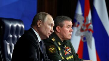 FILE PHOTO: Russian President Vladimir Putin and Chief of the General Staff of Russian Armed Forces Valery Gerasimov attend an annual meeting of the Defence Ministry Board in Moscow, Russia, December 21, 2022. Sputnik/Mikhail Kuravlev/Kremlin via REUTERS ATTENTION EDITORS - THIS IMAGE WAS PROVIDED BY A THIRD PARTY./File Photo