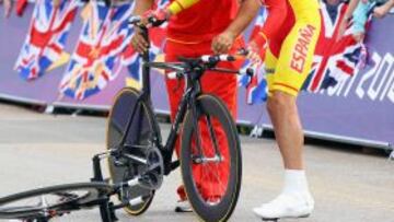 Bradley Wiggins vuela y Luis León Sánchez se enreda
