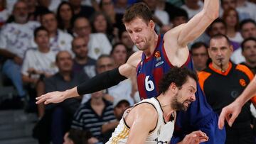 El base del Real Madrid Sergio Llull (delante) intenta superar a Jan Vesely, del Bar?a, durante el partido de Euroliga entre Real Madrid y Bar?a celebrado este jueves en el WiZink Center de Madrid.
