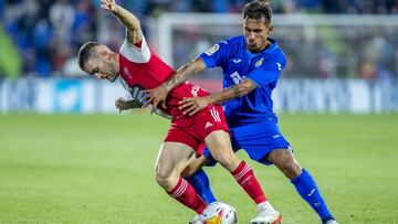 Damián Suárez disputa un balón duramte el partido que midió al Getafe con el Celta.