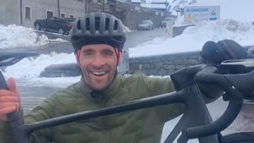 El ciclista canadiense Jack Burke celebra su KOM en la cima del Stelvio.