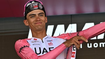 Cesano Maderno (Italy), 29/05/2025.- Mexican rider Isaac Del Toro Romero of UAE Team Emirates XRG, retaining the overall leader's pink jersey, celebrates on the podium after the 18th stage of the Giro d'Italia 2025 cycling race, over 144km from Morbegno to Cesano Maderno, Italy, 29 May 2025. (Ciclismo, Italia) EFE/EPA/LUCA ZENNARO