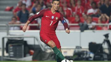 LISBON, PORTUGAL - OCTOBER 10: Portugal midfielder Cristiano Ronaldo in action during the FIFA 2018 World Cup Qualifier match between Portugal and Switzerland at Estadio da Luz on October 10, 2017 in Lisbon, Portugal. (Photo by Gualter Fatia/Getty Images)