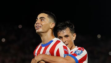 AMDEP6819. ASUNCIÓN (PARAGUAY), 05/06/2025.- Miguel Almirón (i) y Andrés Cubas de Paraguay celebran un gol este jueves, durante un partido de las eliminatorias sudamericanas para el Mundial de 2026 entre las selecciones Paraguay y Uruguay en el estadio Defensores del Chaco en Asunción (Paraguay). EFE/ Juan Pablo Pino