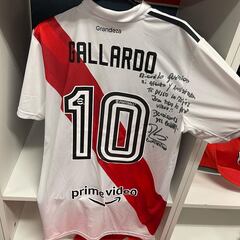 Gallardo le regala a Borja una camiseta con dedicatoria especial