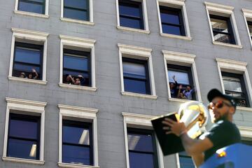 Los Warriors celebran su anillo por las calles de Oakland