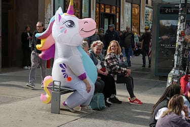 Manifestantes se congregan durante el día nacional de protesta "No Kings" en la ciudad de Nueva York el 18 de octubre de 2025. Desde Nueva York hasta San Francisco, millones de estadounidenses salieron a las calles para expresar su indignación por las políticas del presidente Donald Trump en las protestas nacionales "Sin Dictadores o Sin Tiranos". 