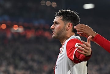 Santi Giménez celebra un gol con el Feyenoord.