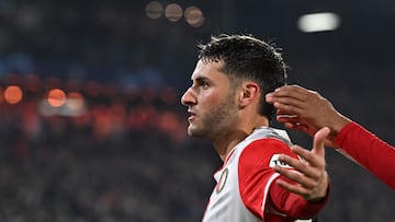 Santi Giménez celebra un gol con el Feyenoord.