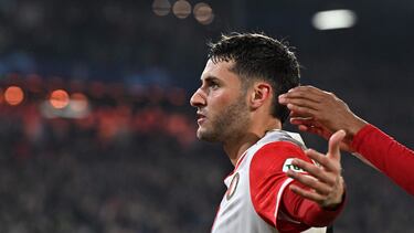 Santi Giménez celebra un gol con el Feyenoord.