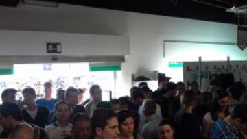 Los aficionados del Elche haciendo cola para conseguir su entrada.