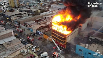 En la noche del pasado jueves, un gran incendio afectó a una fábrica de ropa industrial. Luego de dos horas y media, Bomberos logró extinguir el fuego.