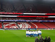 Arbeloa da la charla a sus jugadores antes de que dé comienzo el entrenamiento que se celebró en la tarde de ayer en el estadio Da Luz.
