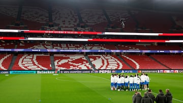 Arbeloa da la charla a sus jugadores antes de que dé comienzo el entrenamiento que se celebró en la tarde de ayer en el estadio Da Luz.