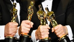 En plena ceremonia de los Oscar se cuela un hombre desnudo: así fue el mítico momento de la gala