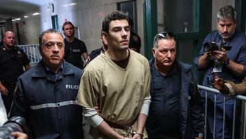 Luigi Mangione, sospechoso del asesinato del CEO de UnitedHealthcare, Brian Thompson, camina hacia la Corte Suprema de Manhattan el día de su comparecencia por cargos de asesinato y terrorismo en el estado de Nueva York.