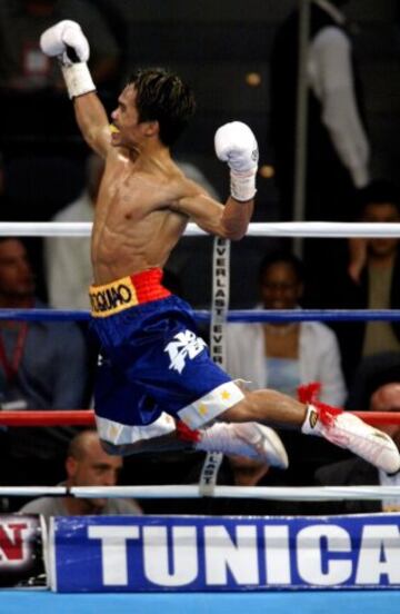 Despu¨¦s de ganar el t¨ªtulo de peso mosca del Consejo Mundial de Boxeo contra Chatchai Sasakul y perderlo en su segunda defensa, gan¨® peso de nuevo e ingres¨® en la divisi¨®n supergallo. En esta divisi¨®n consigui¨® el campeonato internacional de la CMB en 1999, pero no ser¨ªa hasta 2001 cuanto pudo obtener el campeonato mundial en esta categor¨ªa. Imagen posterior de Pacquiao en 2002 tras vencer al colombiano Jorge Elicier Julio.