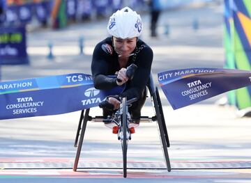 La corredora suiza Manuela Schar cruza la meta como primera de la prueba femenina en silla de ruedas de la Maratón de Nueva York. 