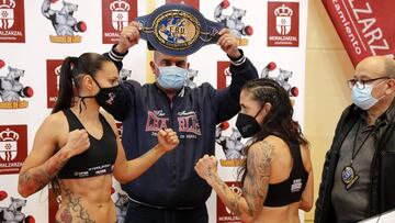 Joana Pastrana y Catalina D&iacute;az, en el pesaje previo a su combate.